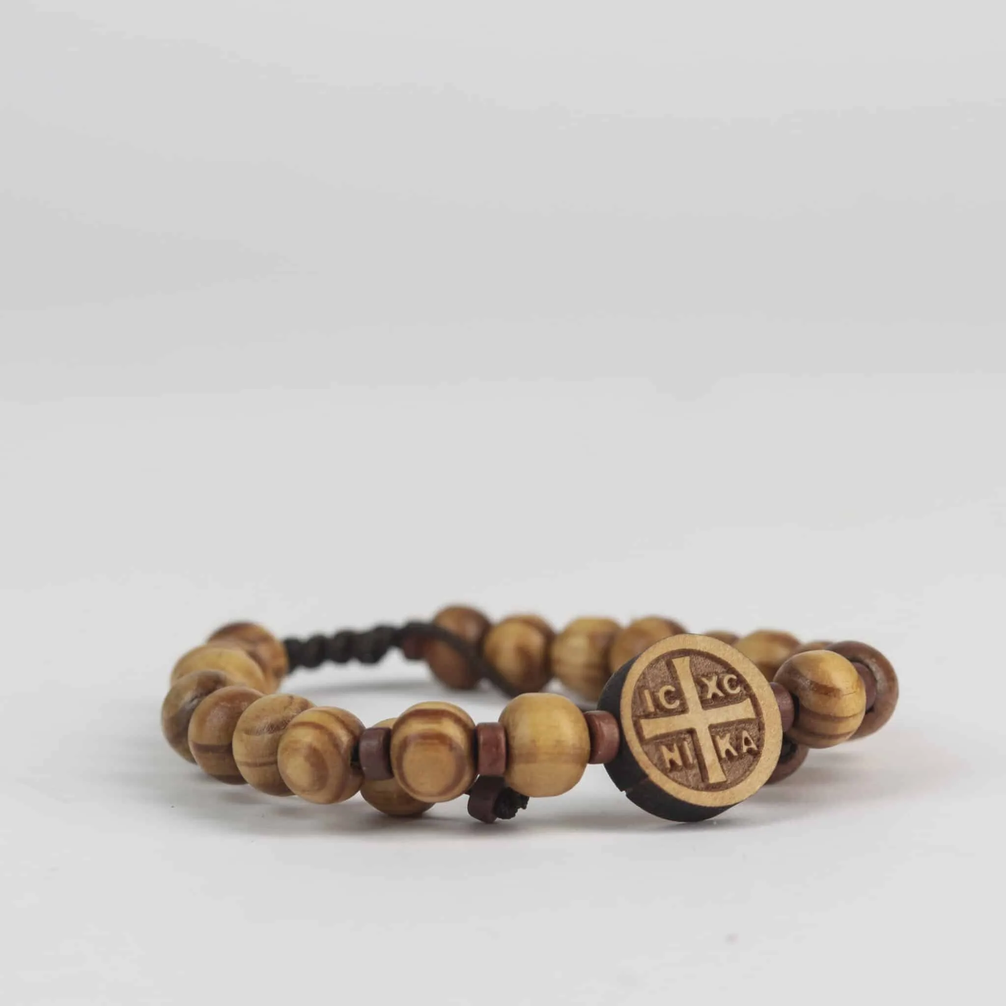 Наруквица са дрвеним перлама