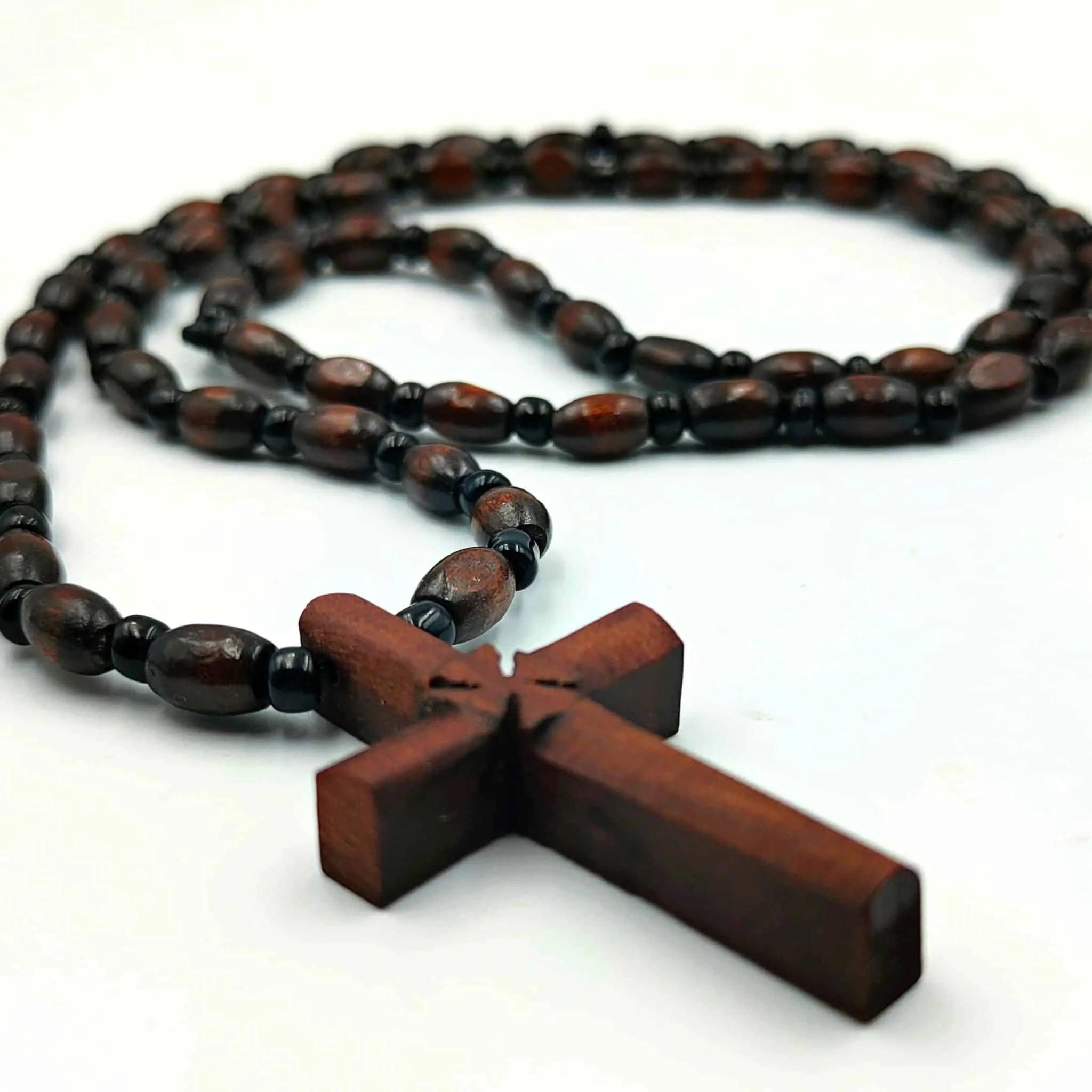 Hängende Holzkordel mit braunen Perlen A4