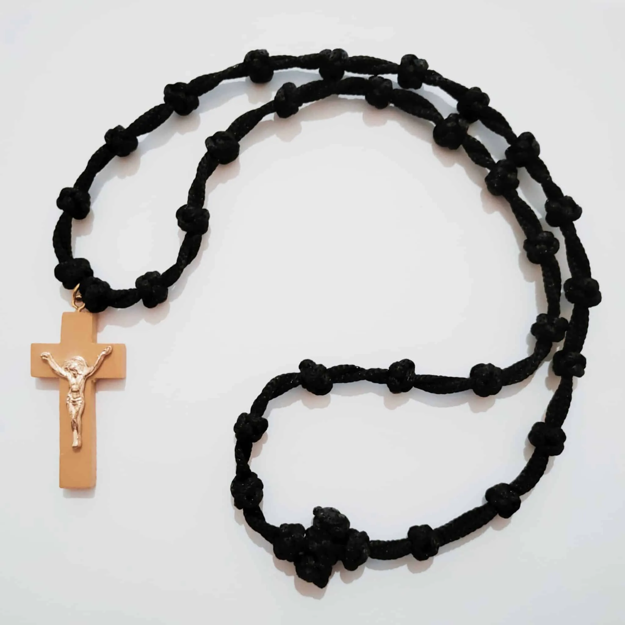 Gestrickter Halsrosenkranz mit Holzkreuz A4