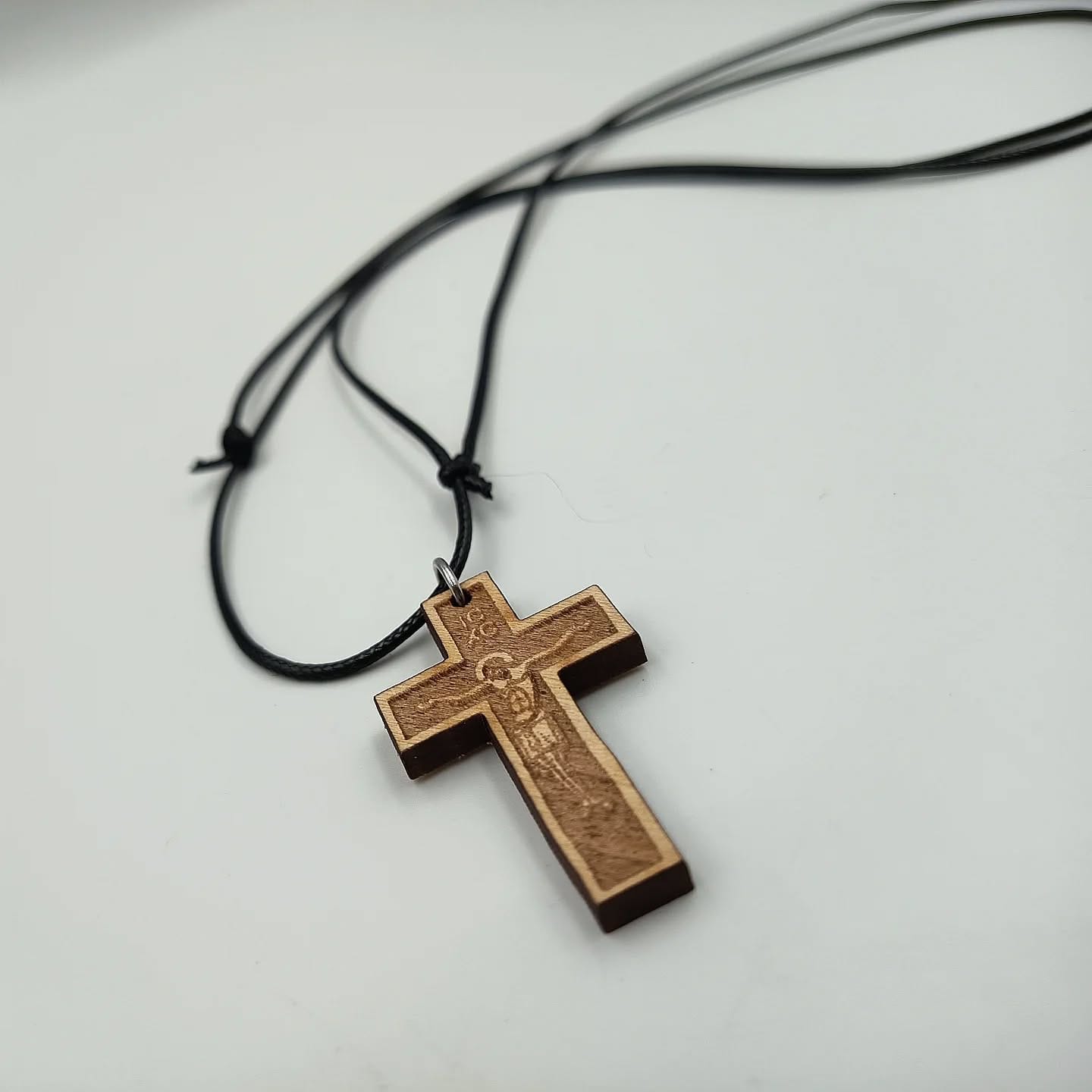 Ξύλινος Σταυρός Λαιμού με Εγχάρακτη Μορφή του Εσταυρωμένου