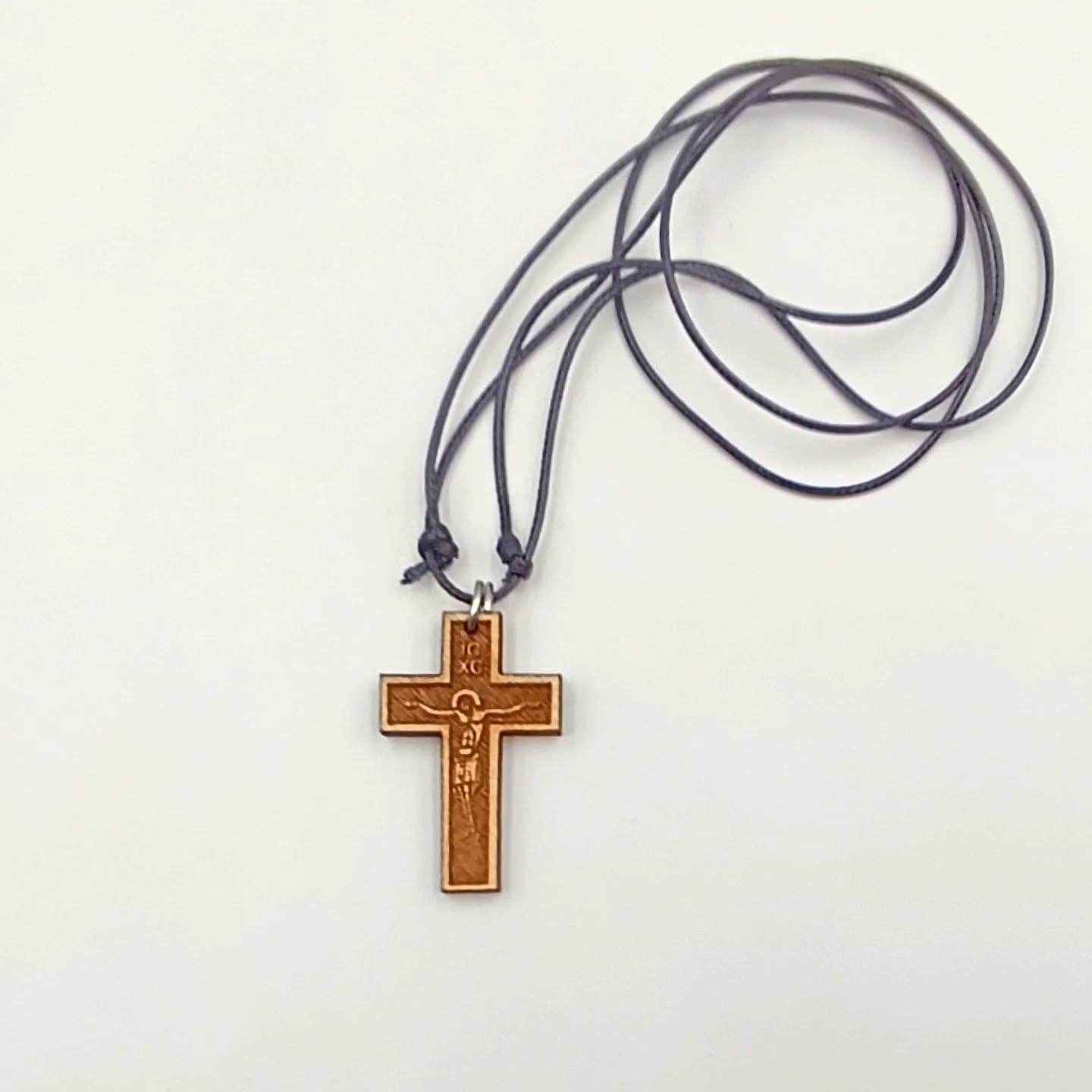 Ξύλινος Σταυρός Λαιμού με Εγχάρακτη Μορφή του Εσταυρωμένου