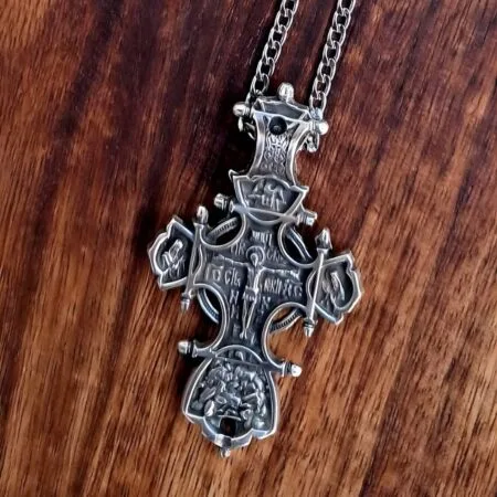 Посребрени двострани крст за врат: Распеће и Девица Марија, Краљица свих светих са светима