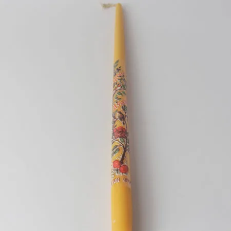 Håndlavet Mount Athos påskelys lavet af bivoks med en kurv med røde æg, fugle og blomster