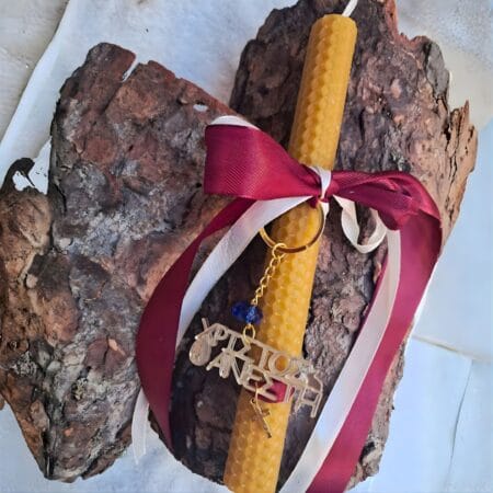 Πασχαλινή λαμπάδα από φυσική κηρήθρα 20εκ. με μπορντό κορδέλα και μεταλλικό στοιχείο Χριστός Ανέστη