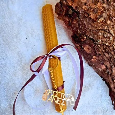 Påskelys lavet af bikage med bordeaux og hvidt bånd, blå perle og indskriften Kristus er opstanden