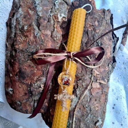 Χειροποίητη πασχαλινή λαμπάδα από κηρήθρα με εικόνα Ανάστασης, μπορντό κορδέλα και σταυρό από σπάγγο πάνω σε κορμό δέντρου