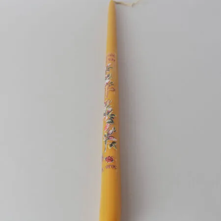 Påskelys fra Mount Athos lavet af ren bivoks med et hvidt kors, lyserøde blomster og en lille mariehøne.