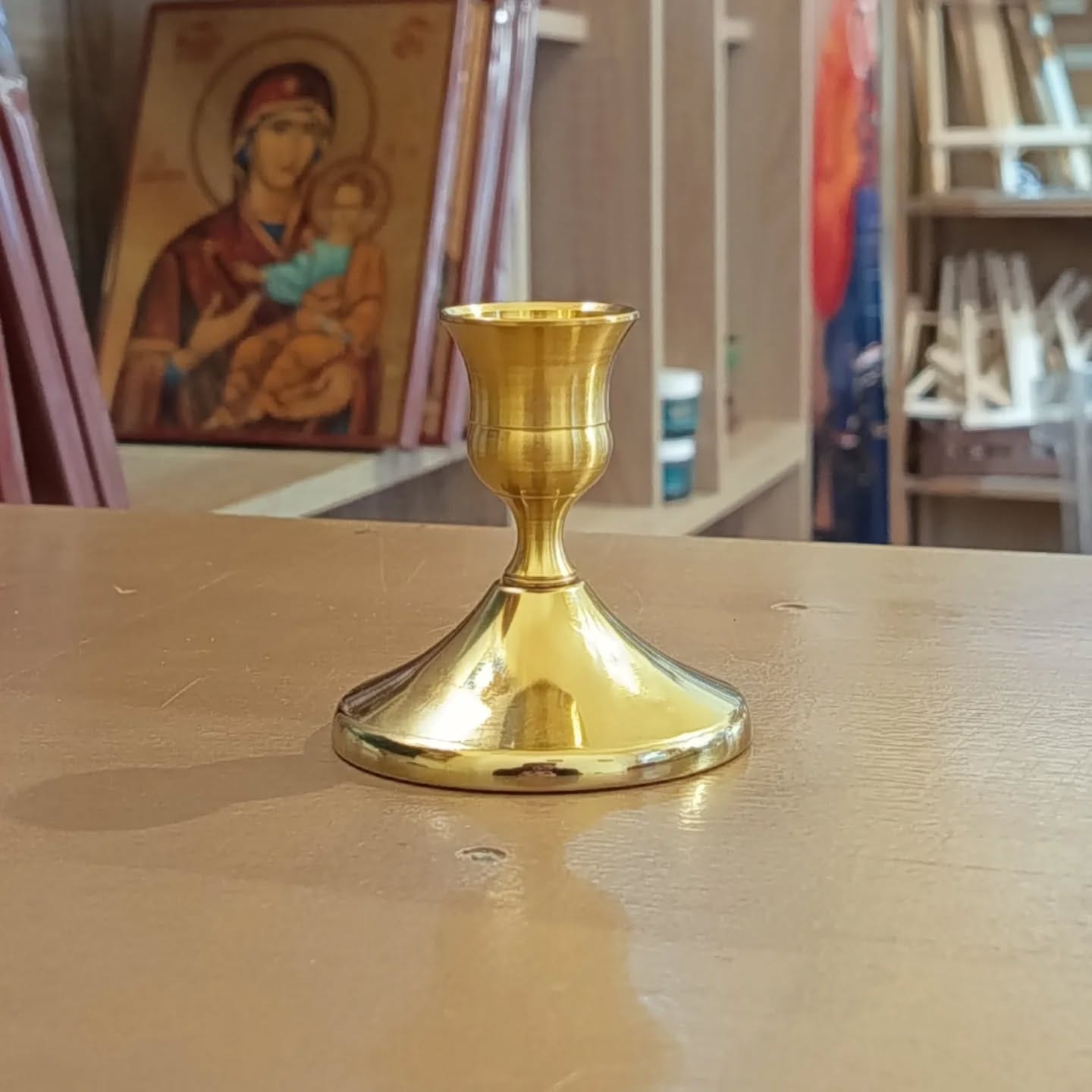 Επιχρυσωμένο μπρούτζινο κηροπήγιο με κλασικό σχέδιο για εικονοστάσι