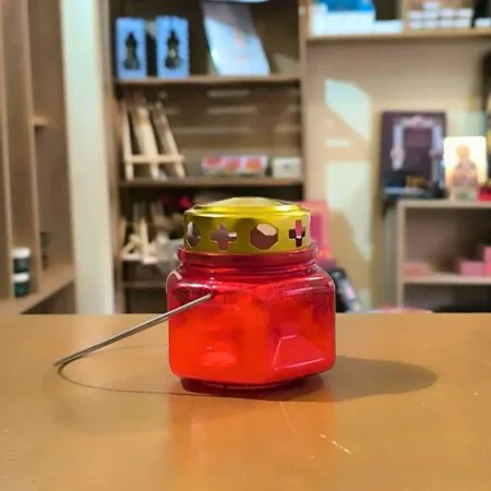 Rød vindtæt påskelanterne med guldmetallåg og sænket håndtag