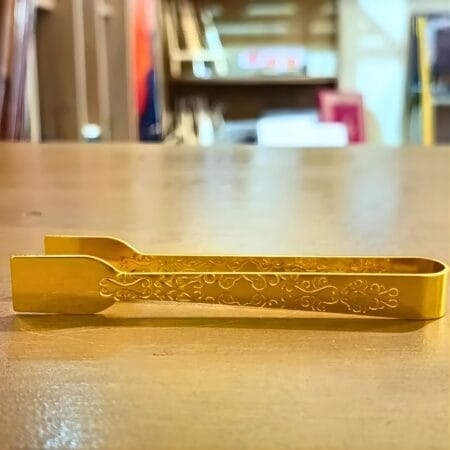 Μπρούτζινη λαβίδα για καρβουνάκια θυμιάματος σε ανοιχτή πλάγια όψη